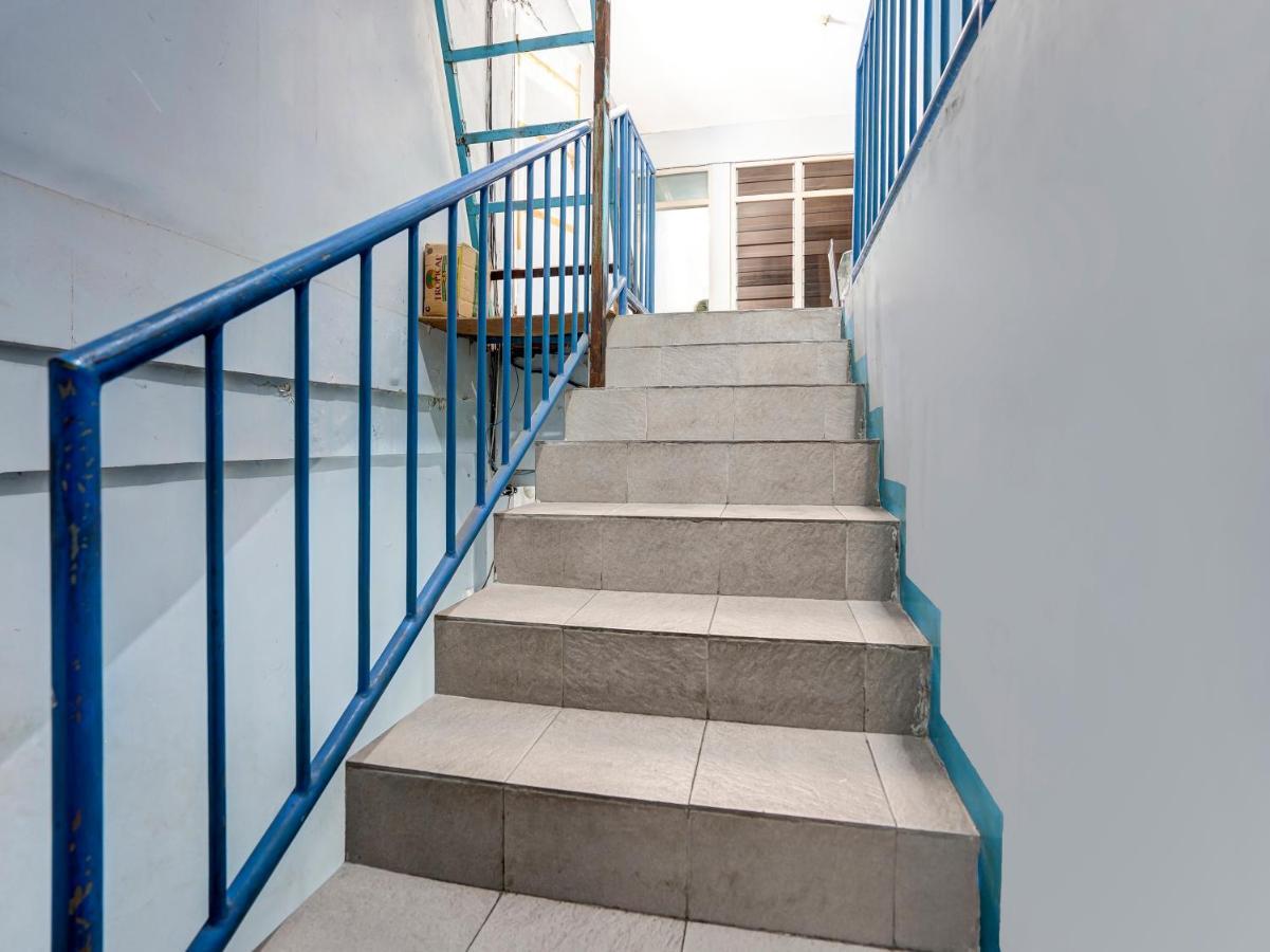 Отель Spot On 90147 Gosepa Ambengan Plaza Сурабая Экстерьер фото