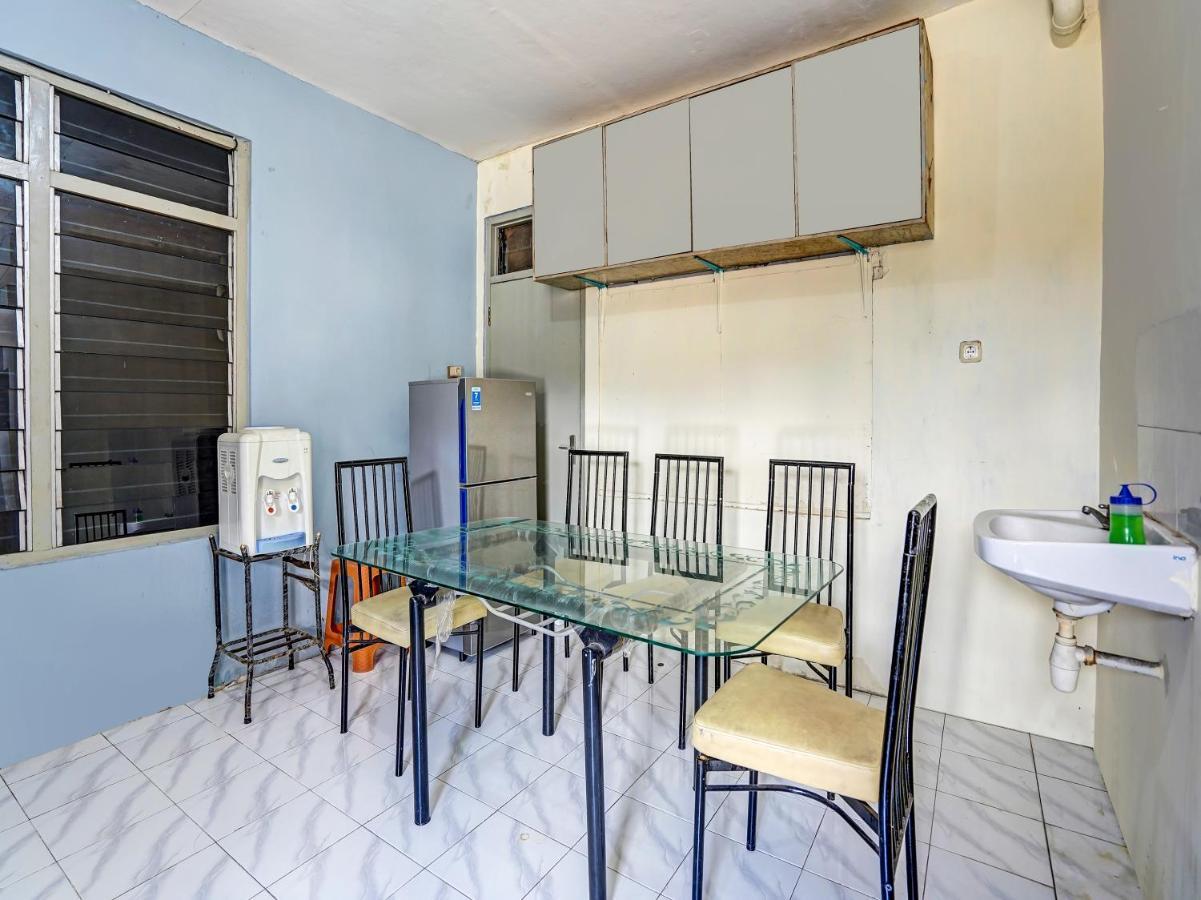 Отель Spot On 90147 Gosepa Ambengan Plaza Сурабая Экстерьер фото