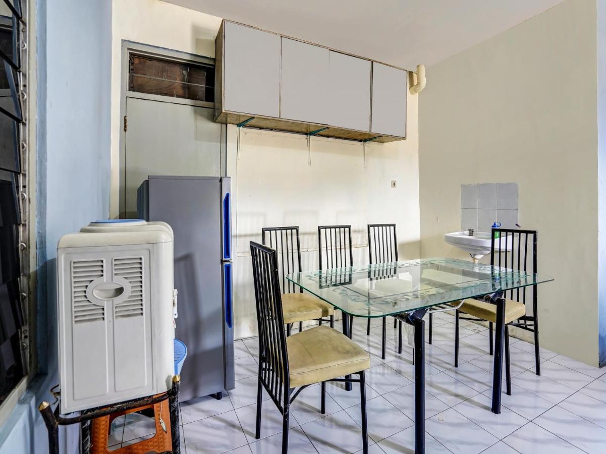 Отель Spot On 90147 Gosepa Ambengan Plaza Сурабая Экстерьер фото
