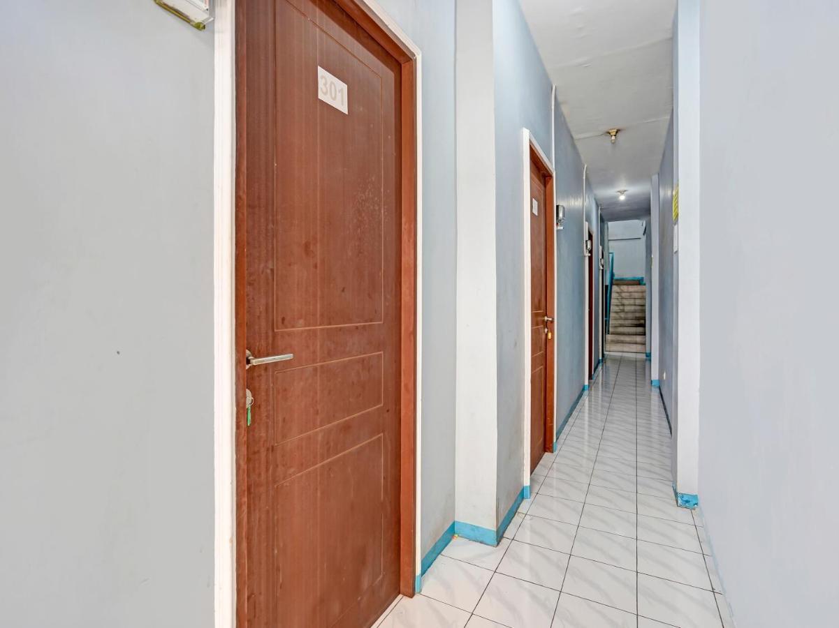 Отель Spot On 90147 Gosepa Ambengan Plaza Сурабая Экстерьер фото