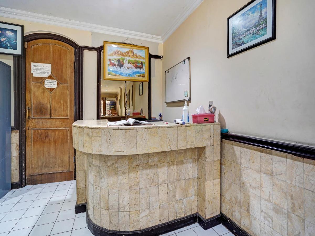 Отель Spot On 90147 Gosepa Ambengan Plaza Сурабая Экстерьер фото