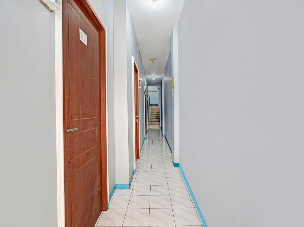 Отель Spot On 90147 Gosepa Ambengan Plaza Сурабая Экстерьер фото