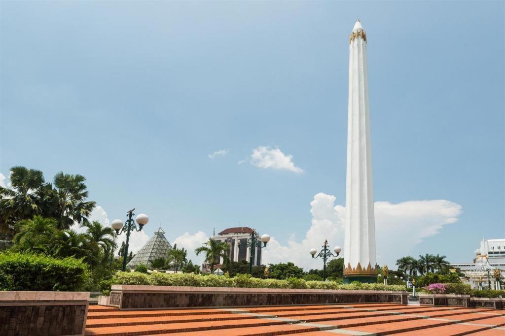 Отель Spot On 90147 Gosepa Ambengan Plaza Сурабая Экстерьер фото