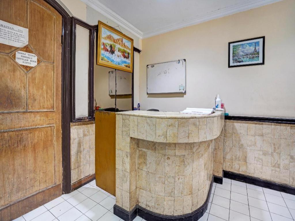 Отель Spot On 90147 Gosepa Ambengan Plaza Сурабая Экстерьер фото
